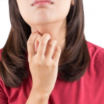 Ngứa họng kéo dài là dấu hiệu bệnh gì? 6 nguyên nhân chớ coi thường